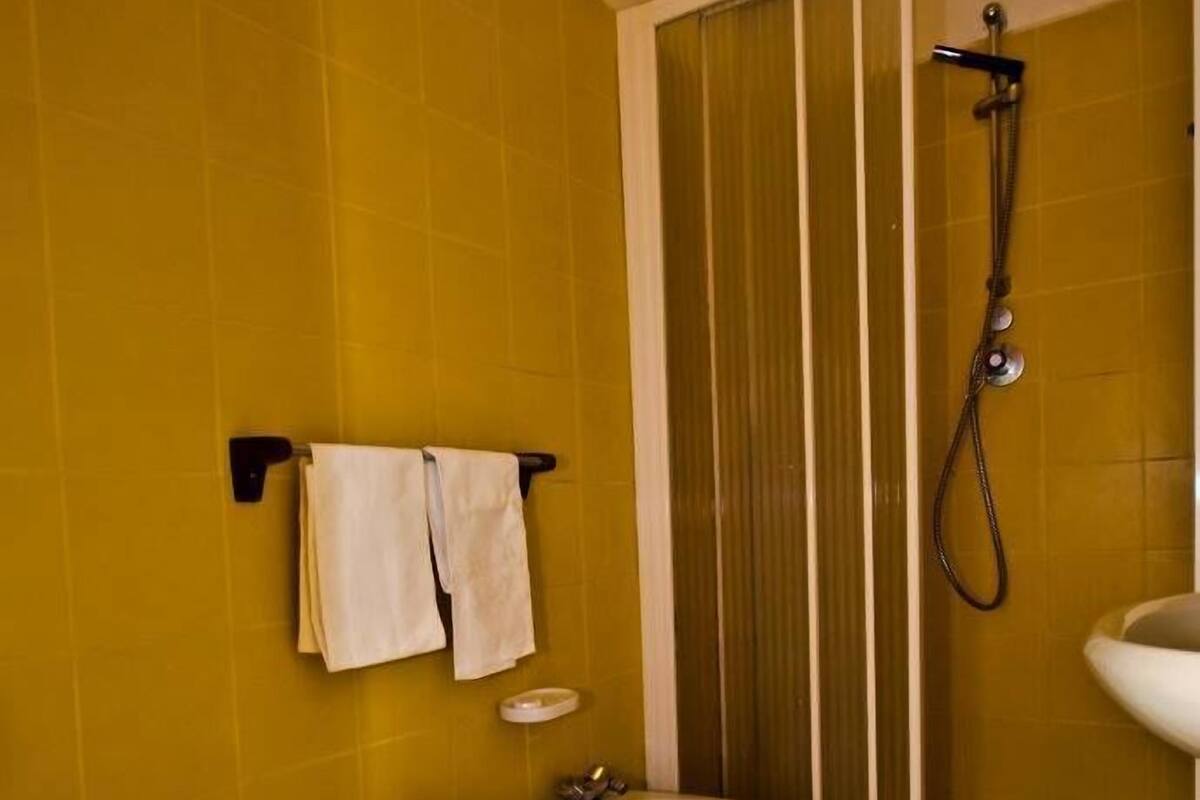 Ducha, artículos de tocador gratuitos, secador de pelo, bidet