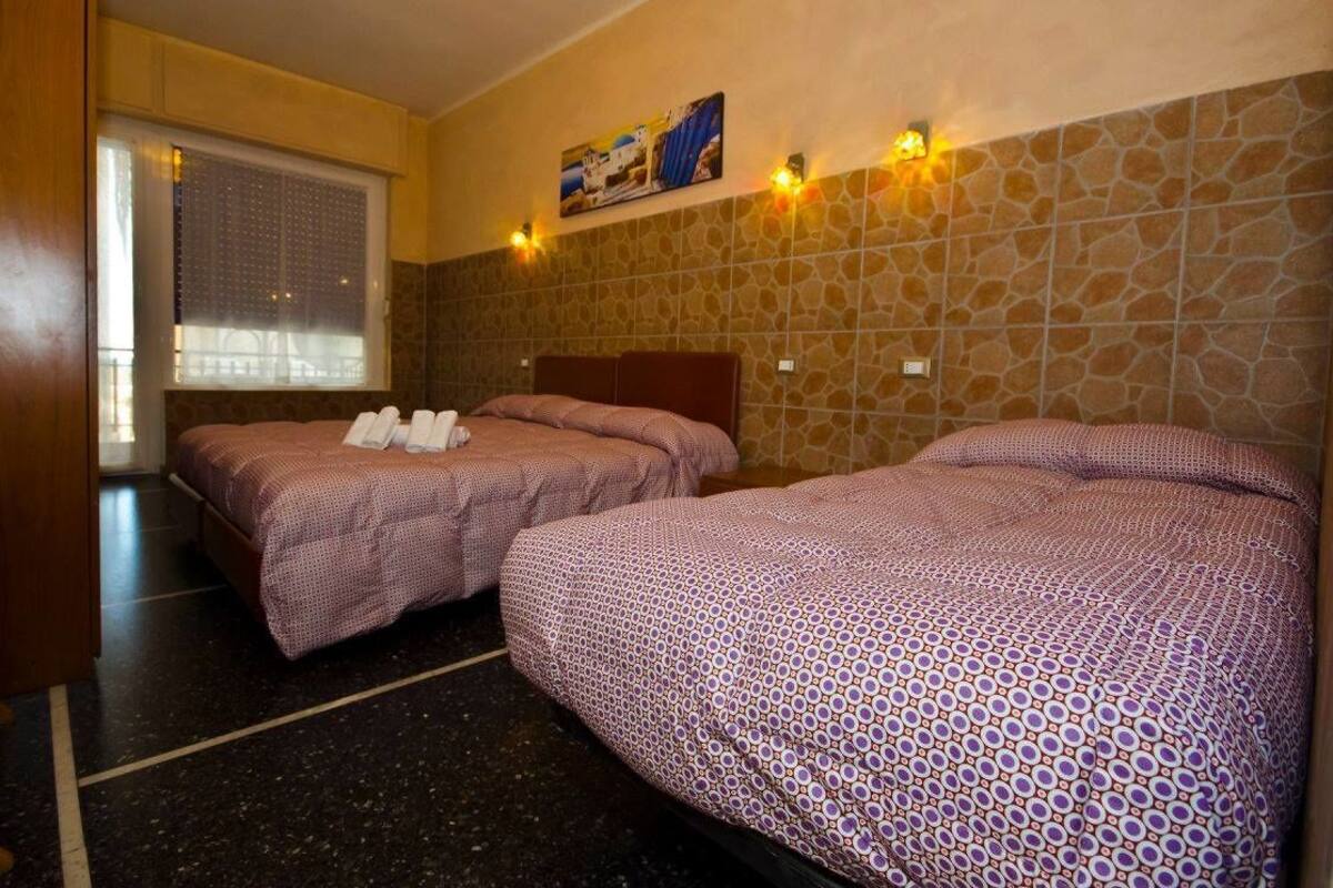 Ropa de cama de alta calidad, escritorio, cunas y wifi gratis 