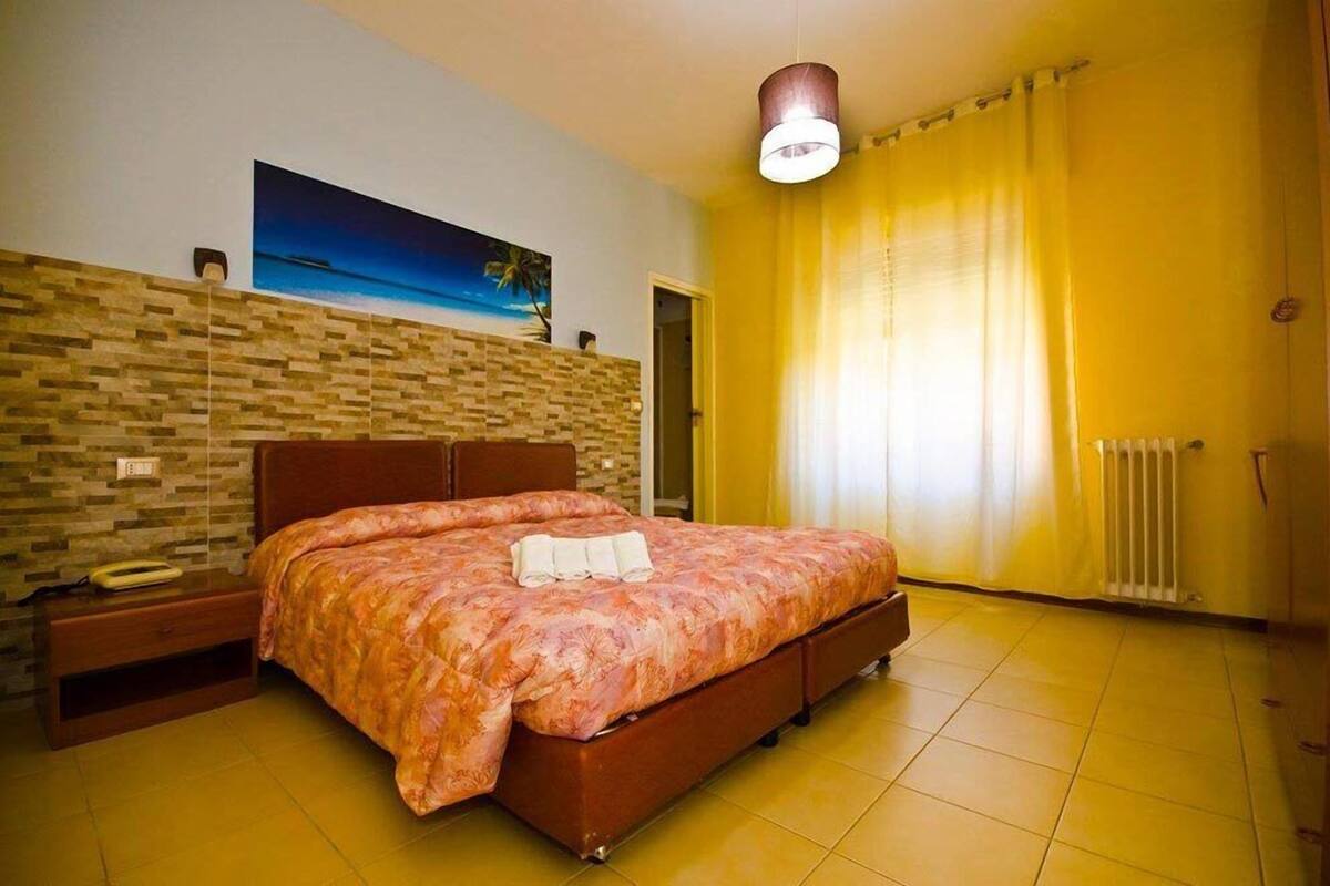 Ropa de cama de alta calidad, escritorio, cunas y wifi gratis 