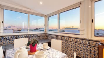 Panoramic Studio Suite, 1 Bedroom, Sea View | Private kitchen