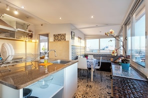 Panoramic Studio Suite, 1 Bedroom, Sea View | Private kitchen