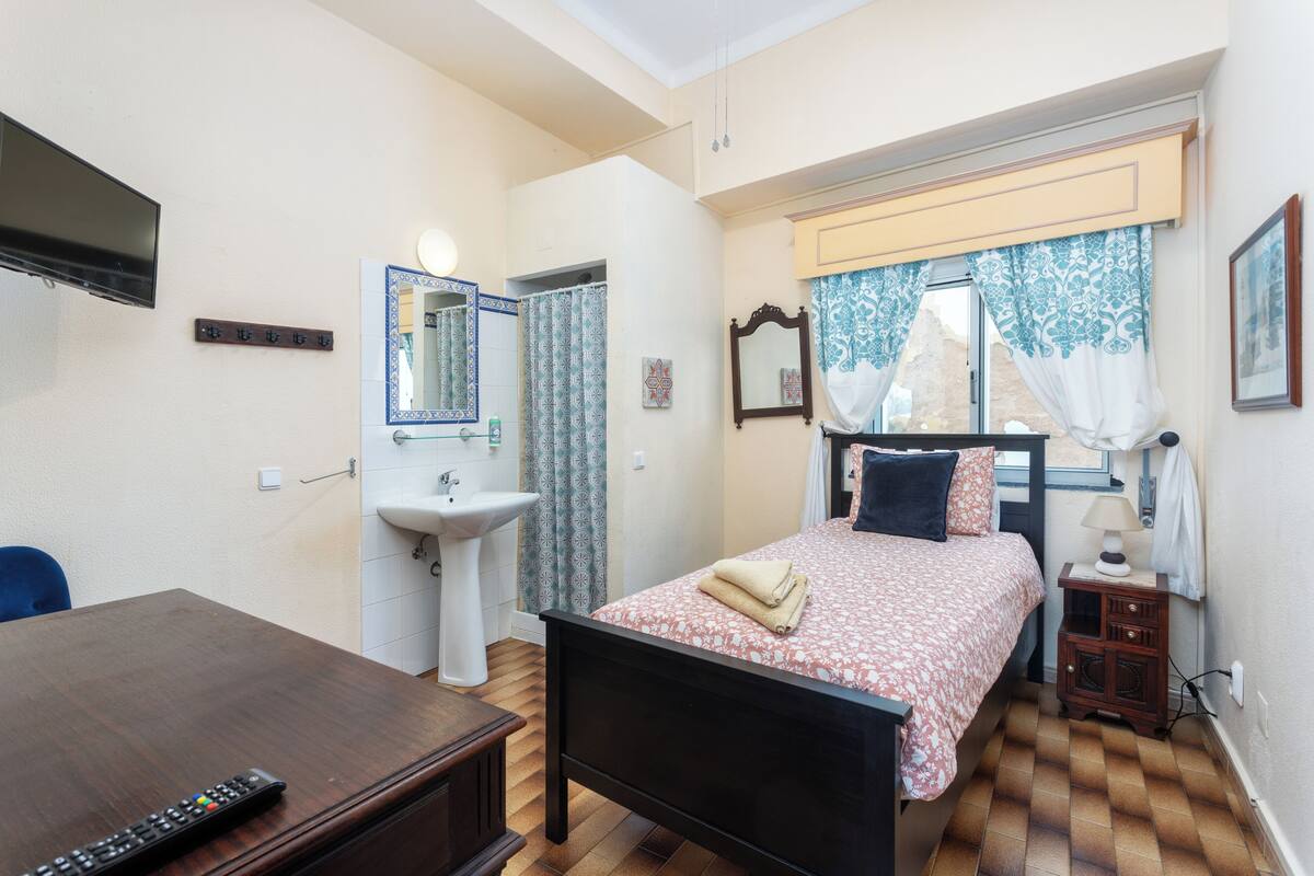 베이직 싱글룸, 싱글침대 1개, 공용 욕실 | 무료 WiFi, 침대 시트