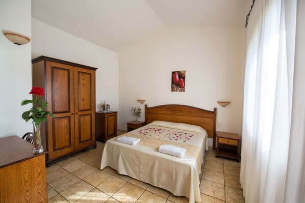 Doppel- oder Zweibettzimmer | Zimmersafe, Schreibtisch, Babybetten, kostenloses WLAN