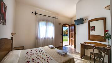 Camera con letto matrimoniale o 2 letti singoli | Una cassaforte in camera, una scrivania