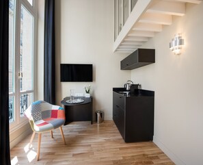 Grande Suite 1 Chambre Duplex | Cocina básica privada | Frigorífico pequeño, microondas y placa de cocina