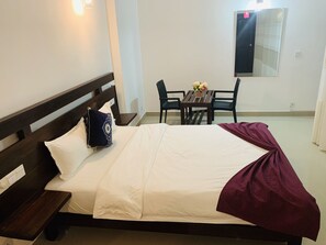 Schreibtisch, laptopgeeigneter Arbeitsplatz, Bügeleisen/Bügelbrett