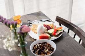 Café da manhã com buffet grátis todos os dias