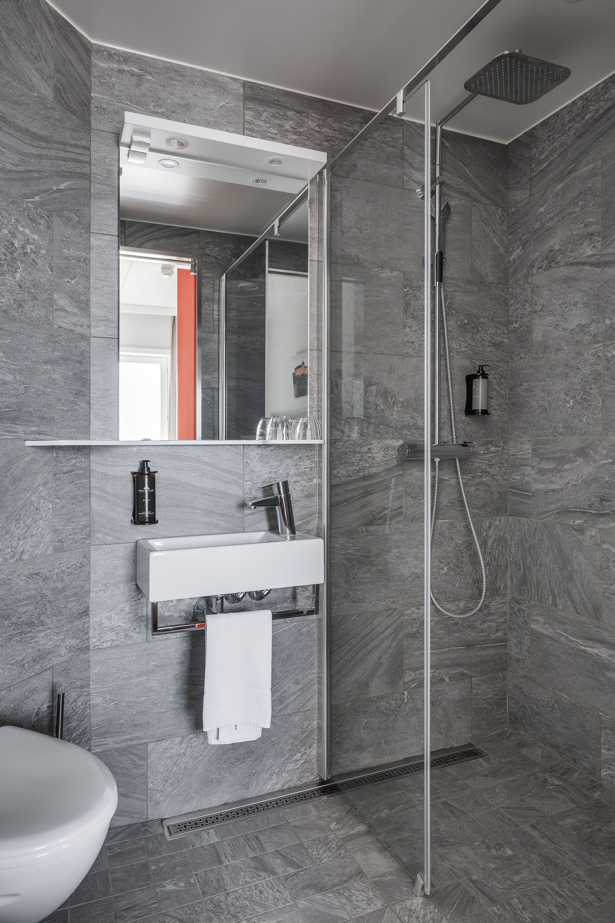 shower, rainfall showerhead, free toiletries, hair dryer