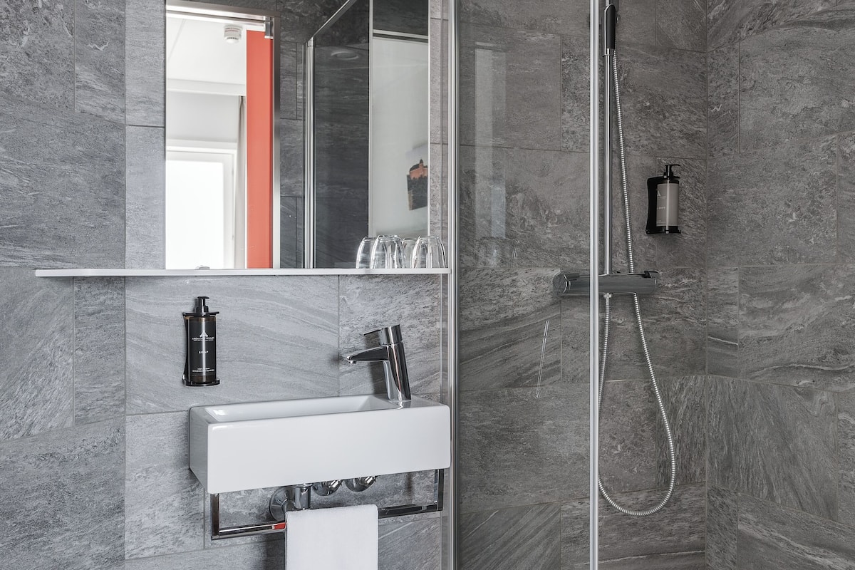 shower, rainfall showerhead, free toiletries, hair dryer