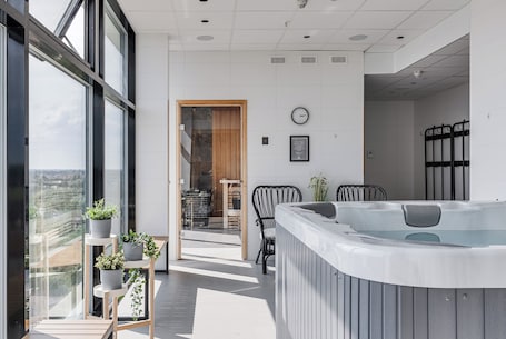 Indoor spa tub