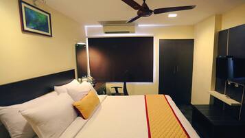 Deluxe kamer | Luxe beddengoed, een kluis op de kamer, een bureau, geluiddichte muren