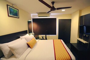 Deluxe kamer | Luxe beddengoed, een kluis op de kamer, een bureau, geluiddichte muren