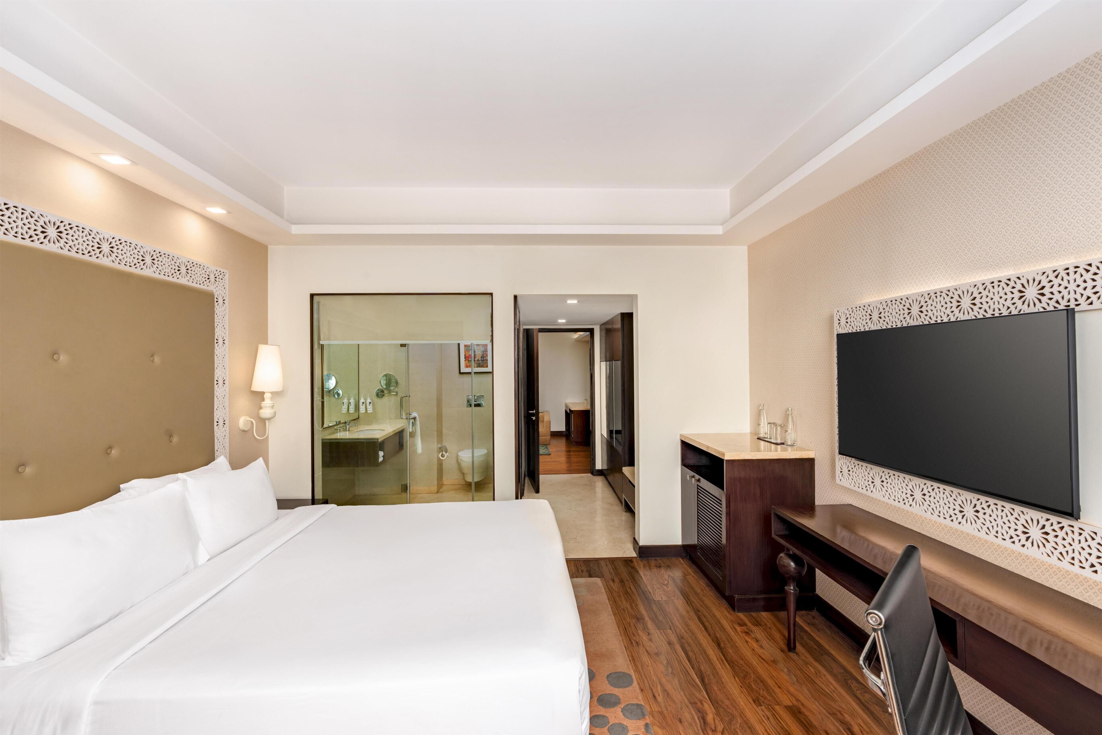 Deluxe Suite | Frette Italian sheets, premium bedding, memory-foam beds, minibar