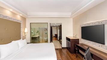 Deluxe Suite | Frette Italian sheets, premium bedding, memory-foam beds, minibar