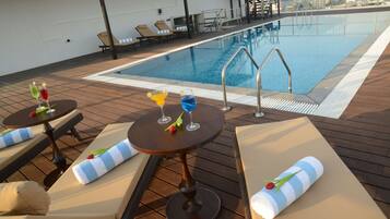 Una piscina al aire libre (de 07:00 a 19:00), tumbonas