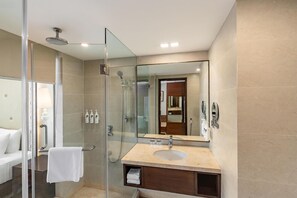 Deluxe Suite | Bathroom | Shower, rainfall showerhead, free toiletries, hair dryer