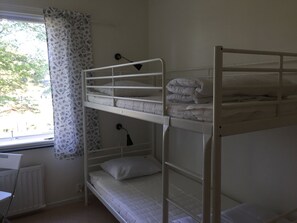 Quarto básico, banheiro compartilhado
