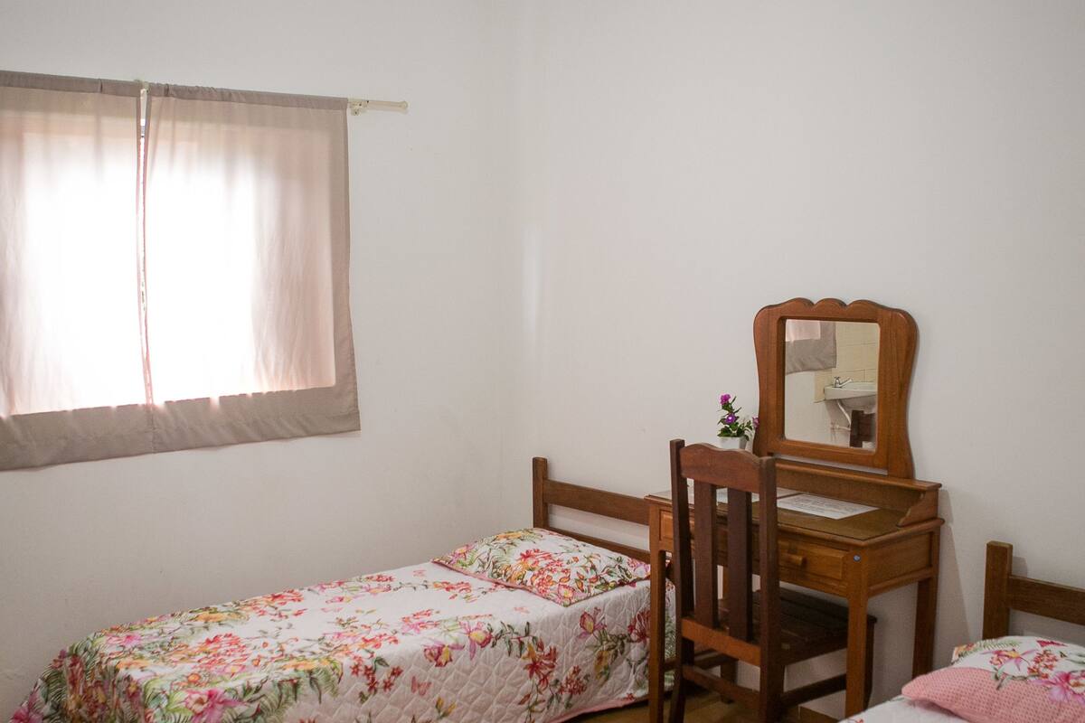 Chambre Économique (Bathroom in hallway Shared)