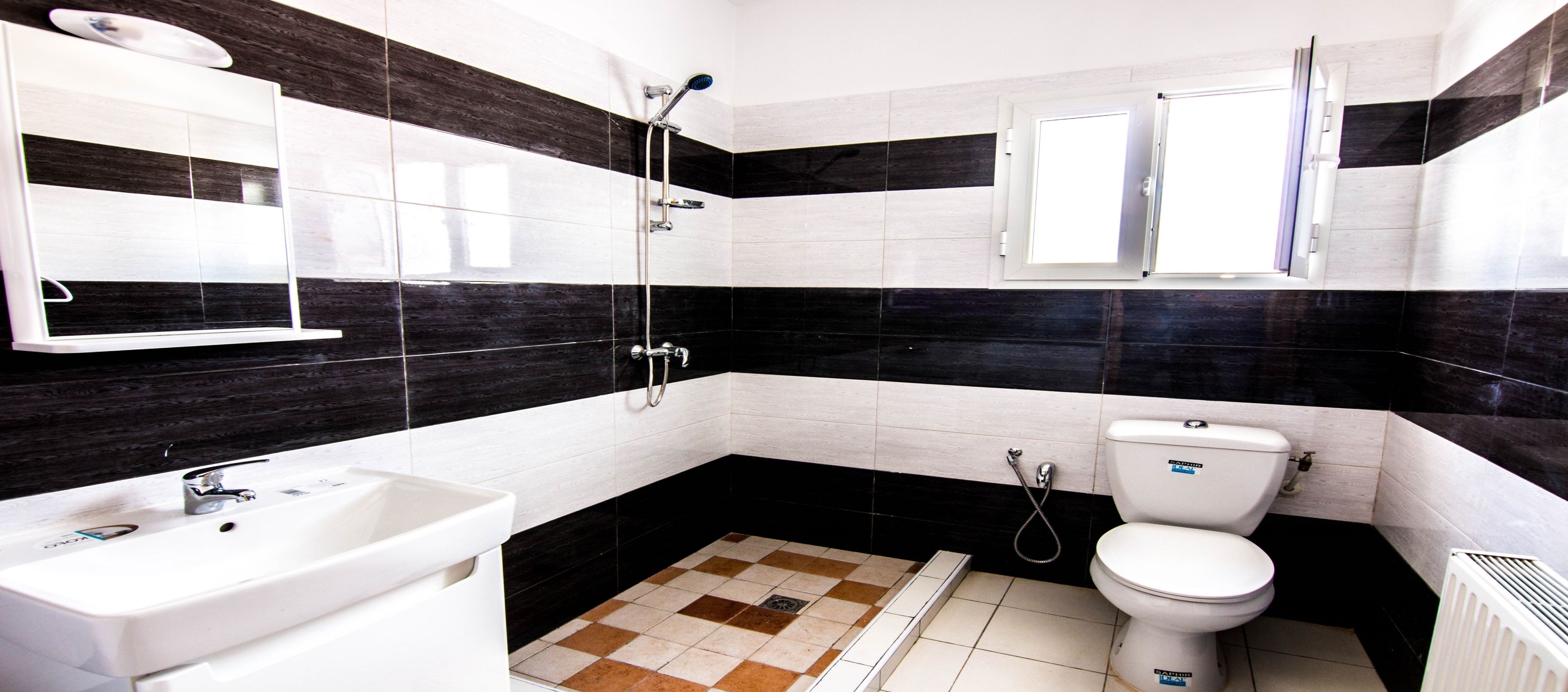 Deluxe Apartment, 3 Bedrooms, Terrace | Bathroom | Free toiletries, hair dryer, towels