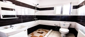 Appartamento Deluxe, 3 camere da letto, terrazzo | Bagno | Set di cortesia gratuito, asciugacapelli, asciugamani