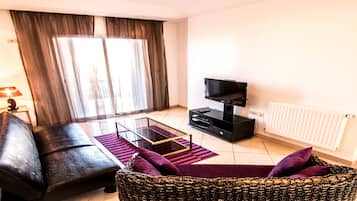 Lägenhet Deluxe - 1 sovrum | Vardagsrum | Platt-tv