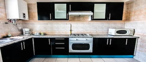 Appartement Deluxe, 2 chambres, terrasse | Cuisine privée | Grand réfrigérateur, micro-ondes, four, plaque de cuisson