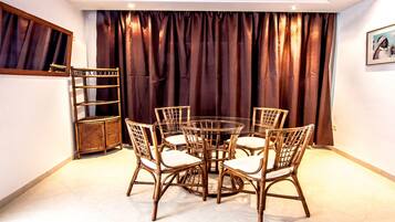 Deluxe appartement, 2 slaapkamers, terras | Dineren op de kamer