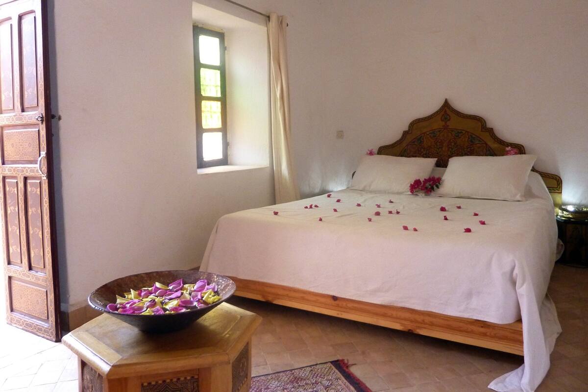 Room (La Jaune) | Premium bedding, blackout drapes, WiFi (free), individually decorated