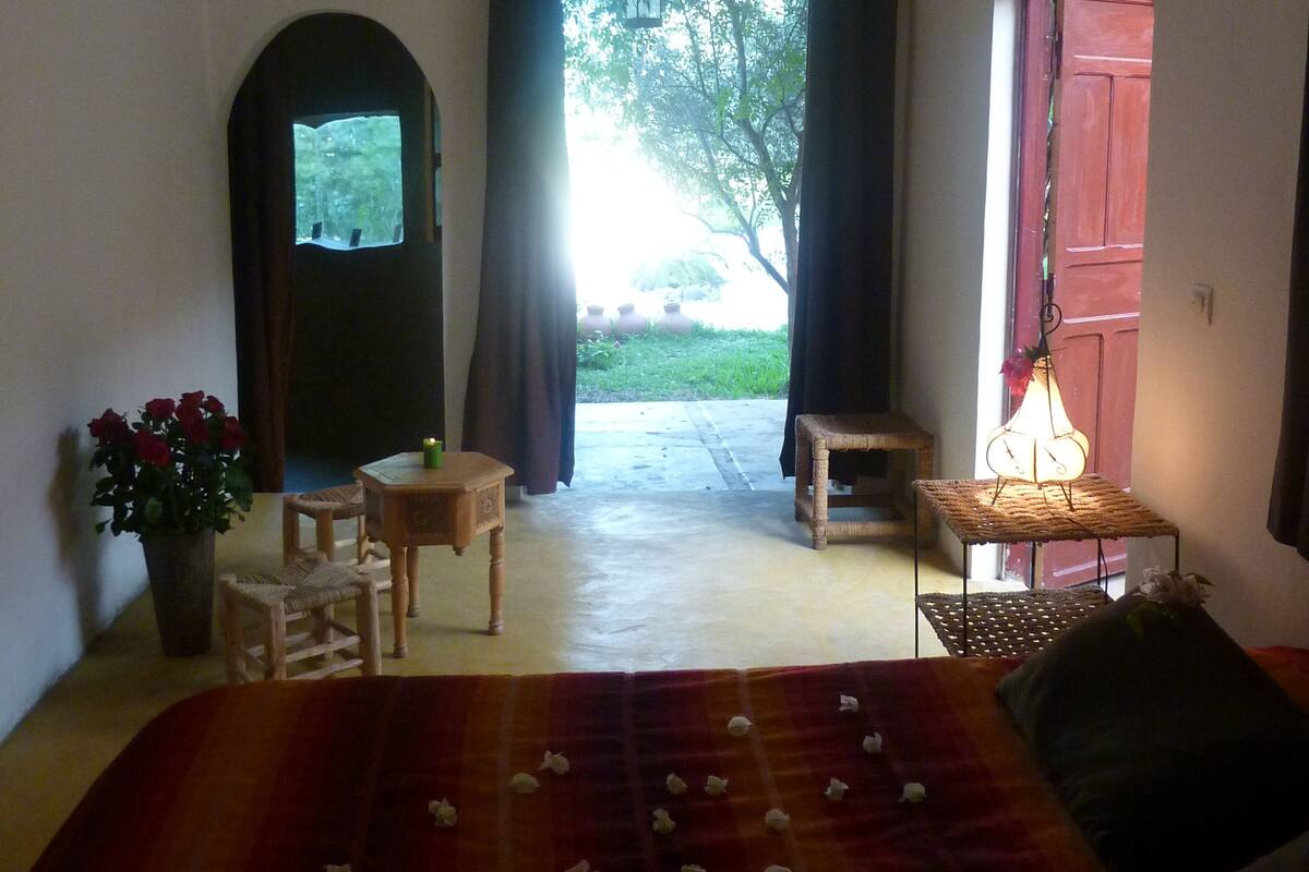 Tek Büyük Yataklı Oda (Piscine) | Kaliteli yatak takımı, ayrı ayrı dekore edilmiş, ayrı ayrı döşenmiş