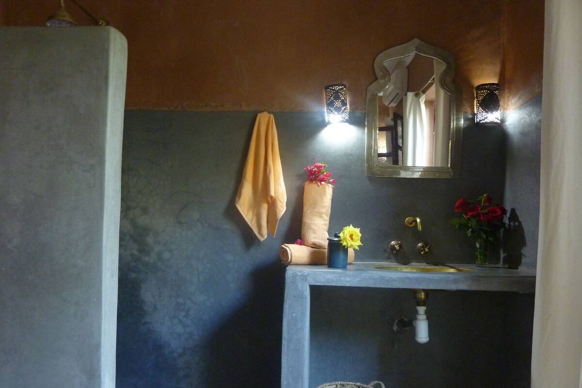 Dört Kişilik Oda (Taupe et Ficelle 2) | Banyo | Duş, saç kurutma makinesi, havlu