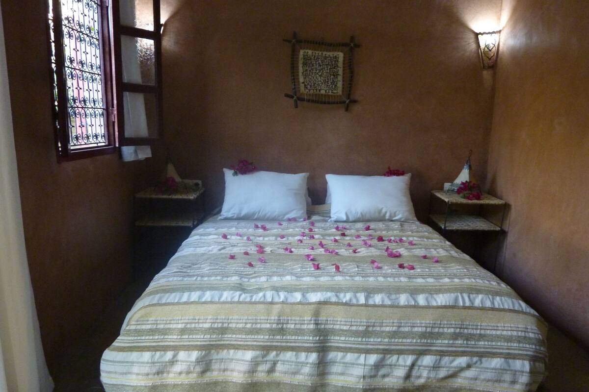 Quadruple Room (Taupe et Ficelle 2) | Premium bedding, blackout drapes, WiFi (free), individually decorated