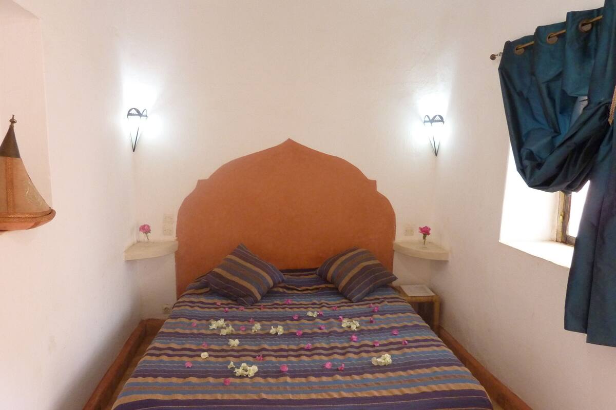 Tek Büyük Yataklı Oda (La Saumon) | Kaliteli yatak takımı, ayrı ayrı dekore edilmiş, ayrı ayrı döşenmiş