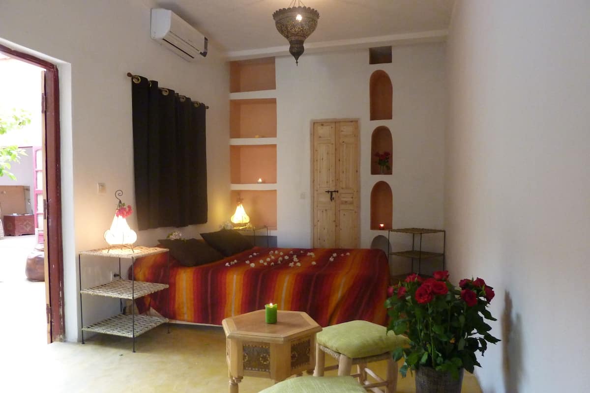 Double Room (Piscine) | Premium bedding, blackout drapes, WiFi (free), individually decorated