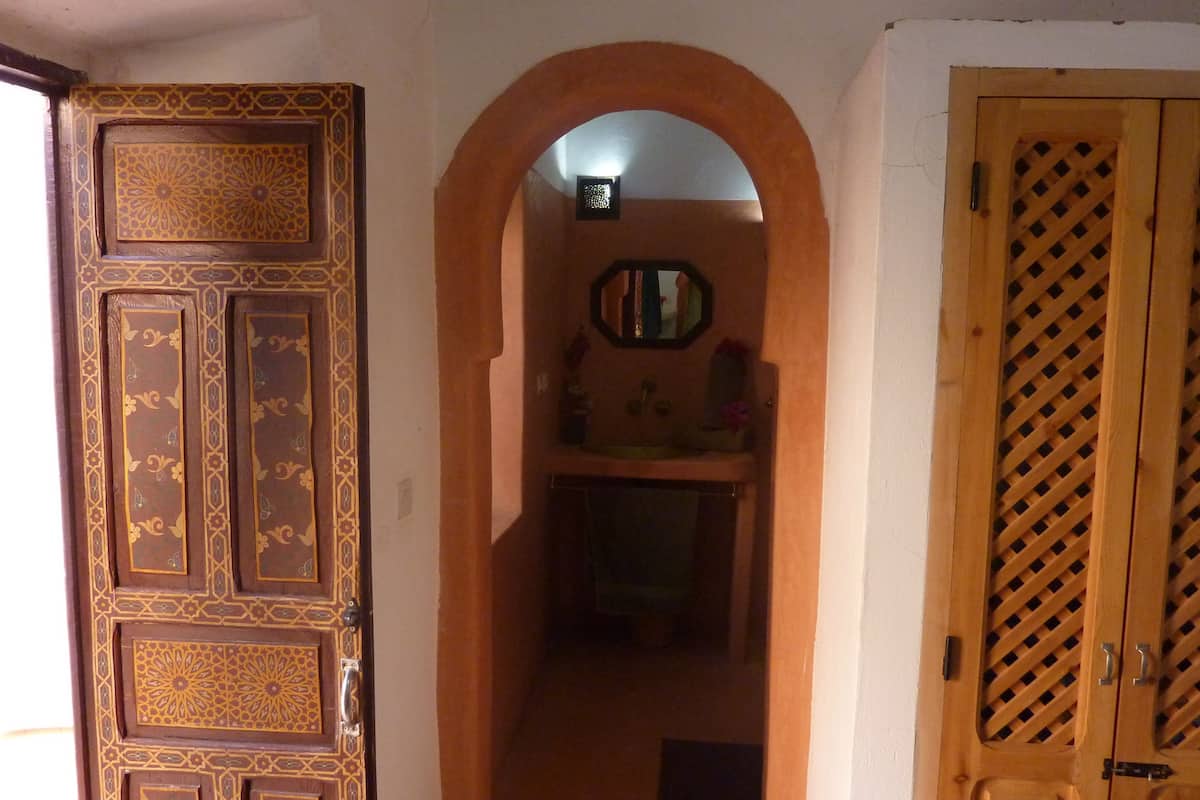 Tek Büyük Yataklı Oda (La Saumon) | Banyo | Duş, saç kurutma makinesi, havlu