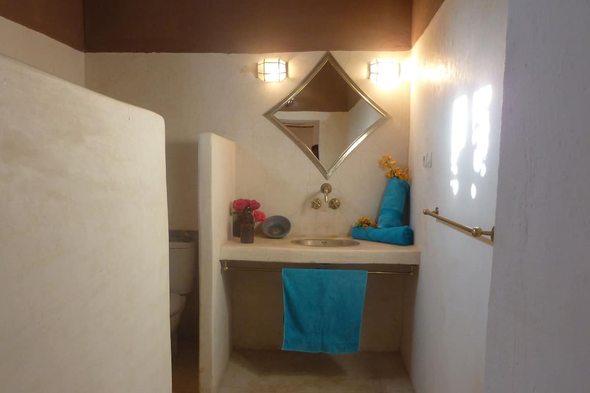 Double Room (La Beldi) | Bathroom | Shower, hair dryer, towels