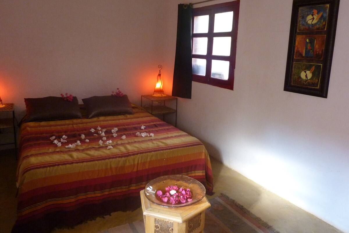 Tek Büyük Yataklı Oda (La Toubkal) | Kaliteli yatak takımı, ayrı ayrı dekore edilmiş, ayrı ayrı döşenmiş