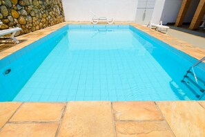 Outdoor pool, pool loungers - Pousada Morada do Arquiteto - Prainha (Caraguatatuba)