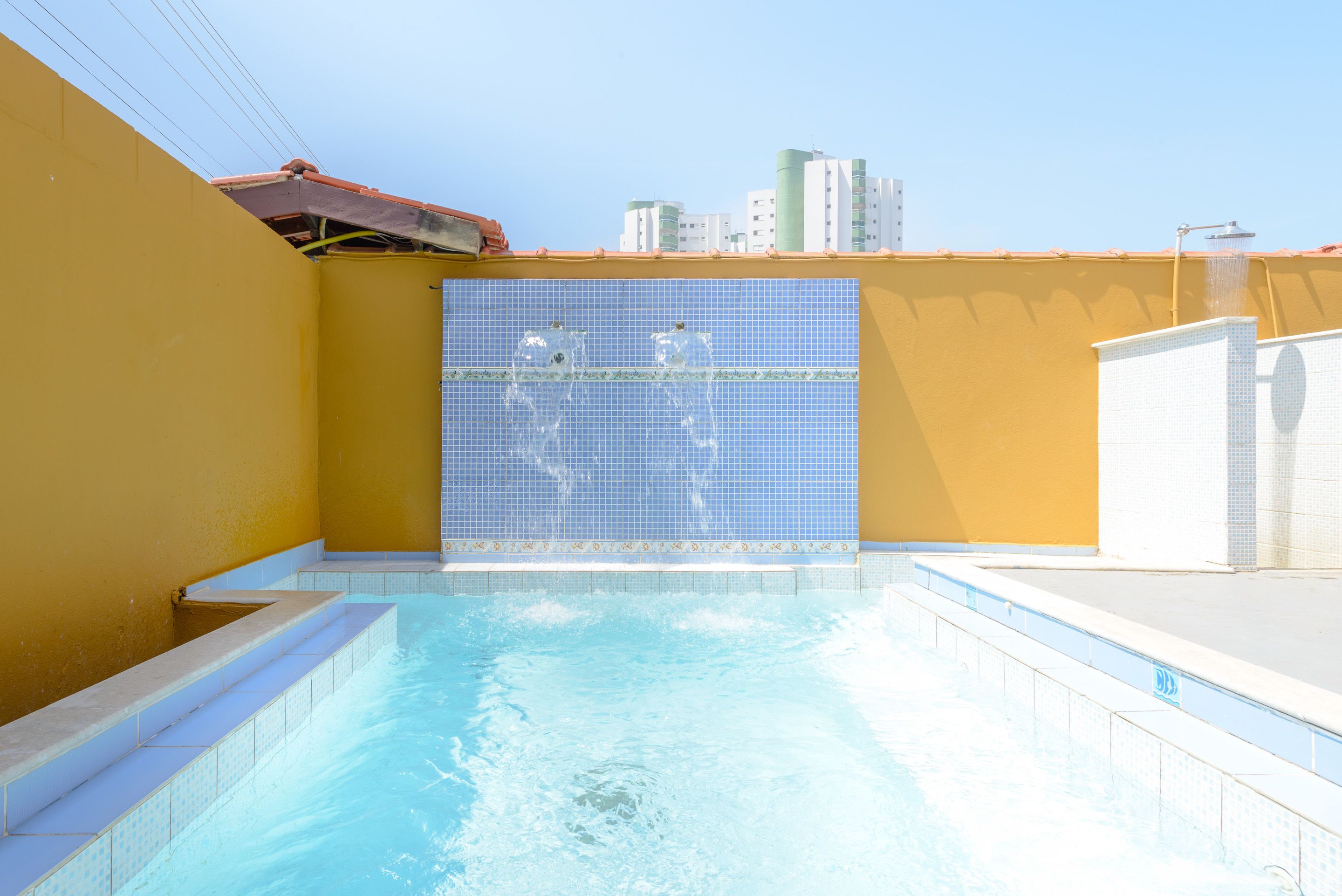 Piscina externa, espreguiçadeiras