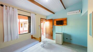 Quarto Triplo com Estacionamento | Minibar, bed sheets