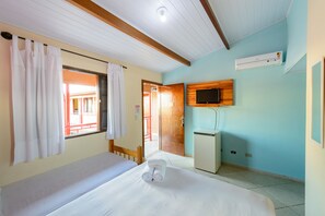 Quarto Triplo com Estacionamento | Minibar, draps fournis