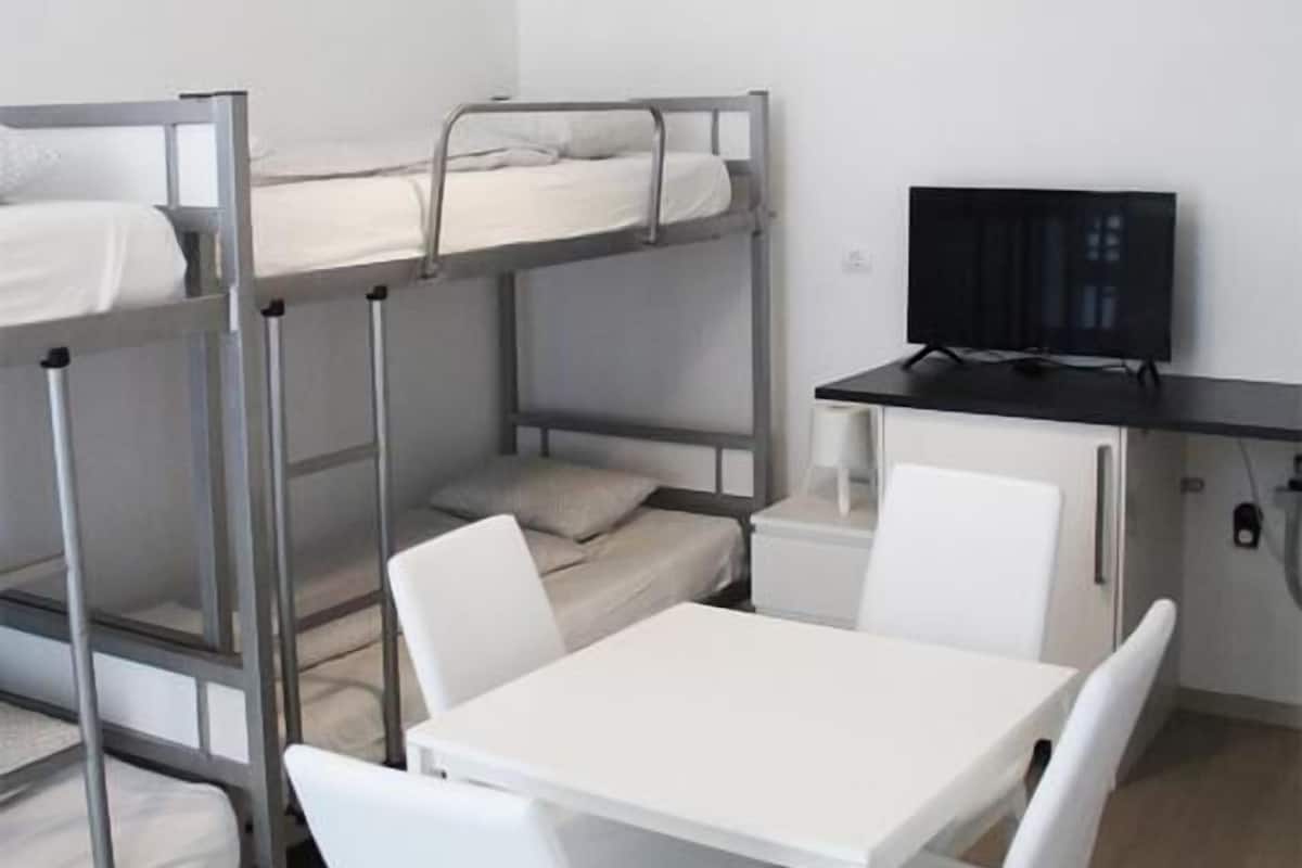 Estúdio, 1 quarto | 1 quarto, escrivaninha, quartos à prova de som, Wi-Fi de cortesia