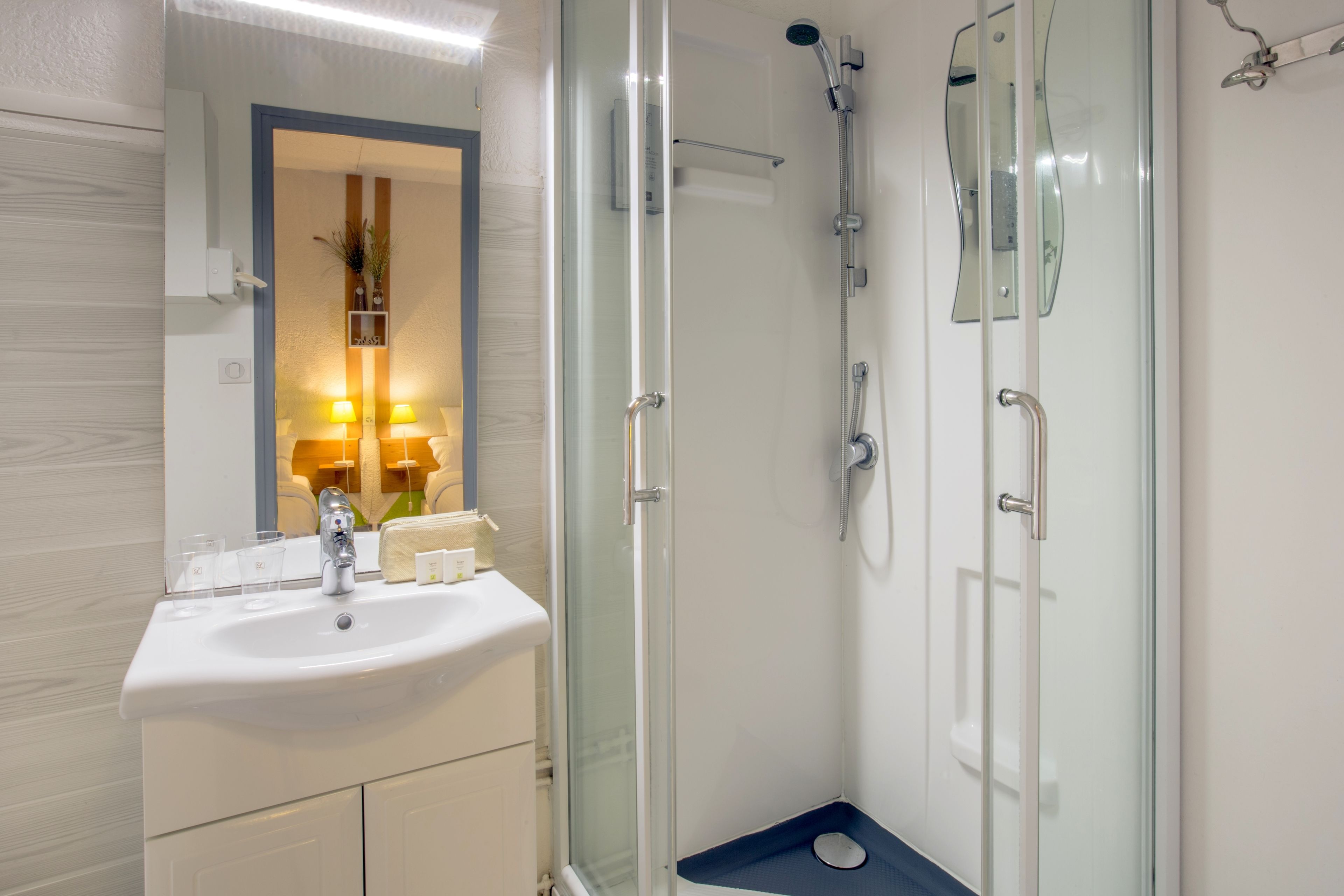 shower, rainfall showerhead, free toiletries, hair dryer