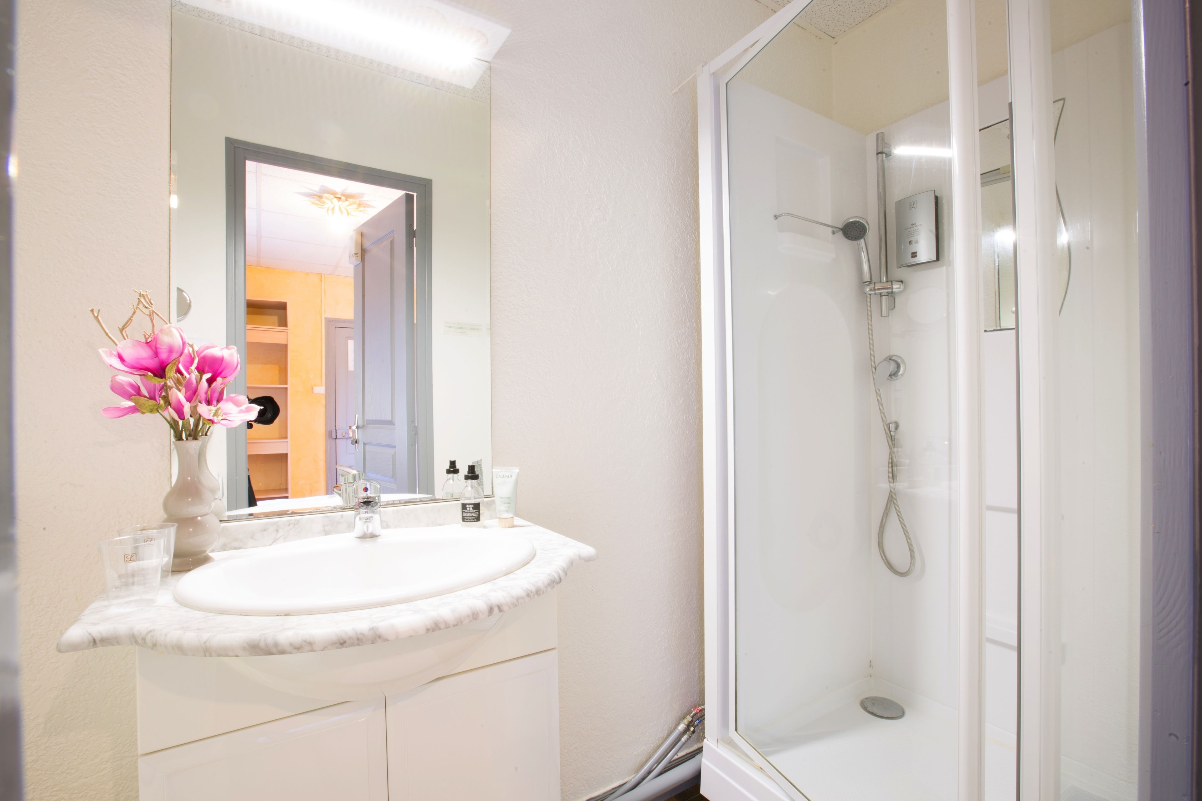 shower, rainfall showerhead, free toiletries, hair dryer