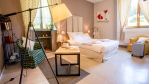 A hotel room with a bed, a desk, a chair, a lamp, and a window with curtains. - Hôtel de la Brasserie de Treignac (Treignac)
