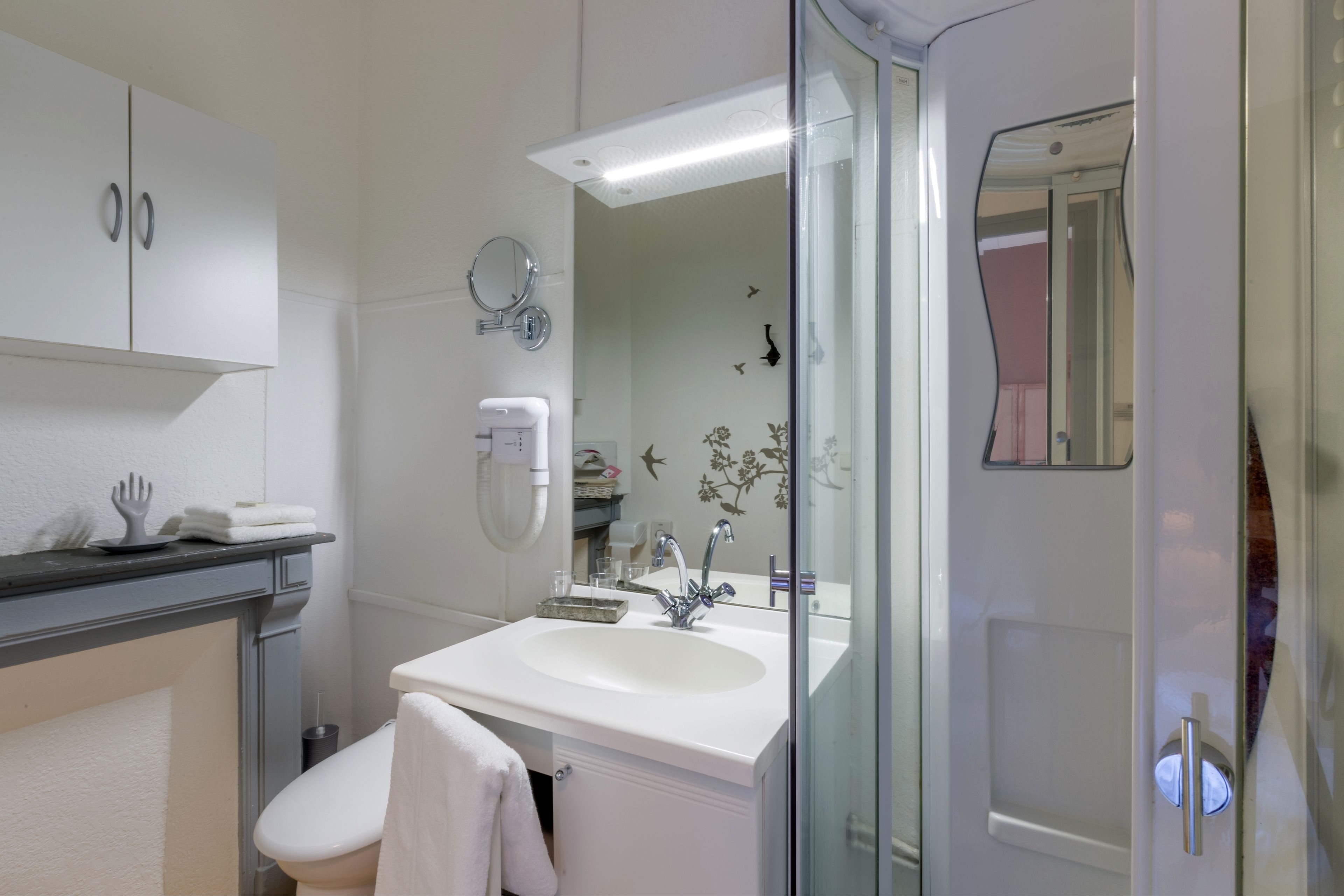 shower, rainfall showerhead, free toiletries, hair dryer