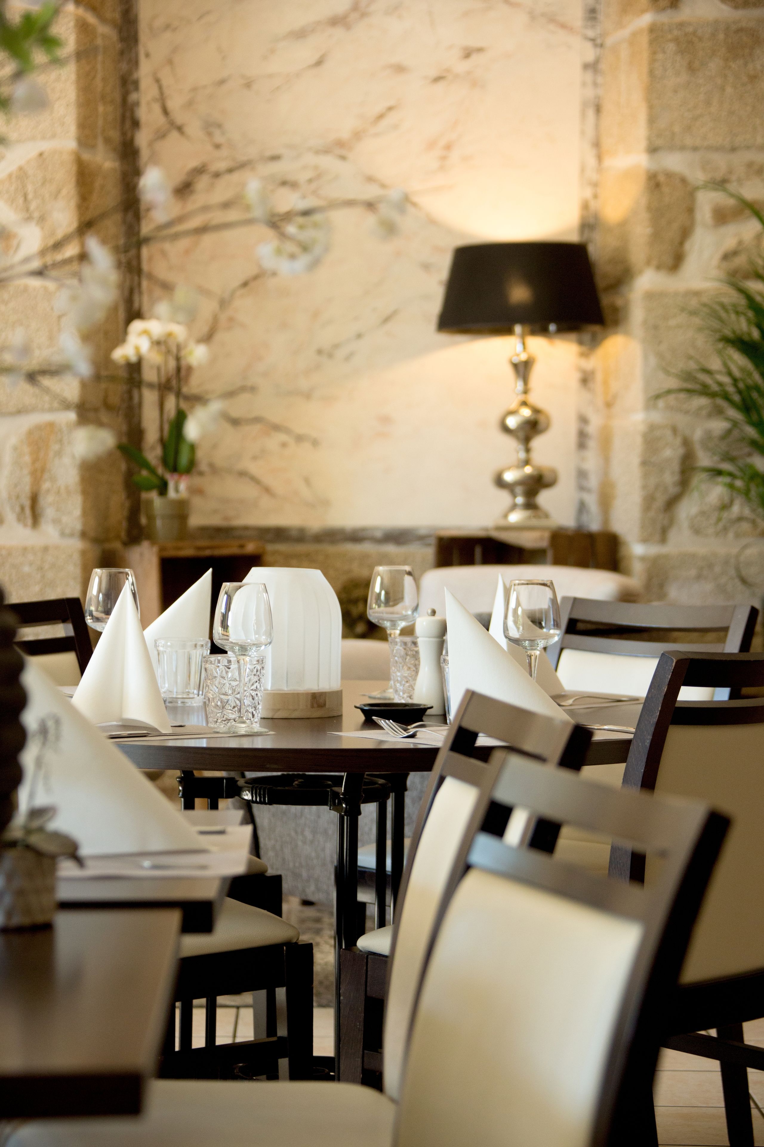 Ofereix taules a l&#x27;aire lliure i s&#x27;hi serveixen dinars i sopars