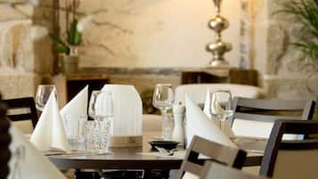 Lunch och middag serveras, med uteservering