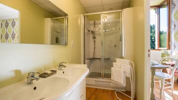 Shower, rainfall showerhead, free toiletries, hair dryer