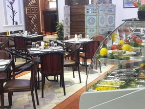 Serveert ontbijt, lunch, diner, lokale en internationale gerechten 