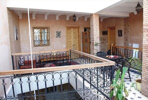 حيث تُقدم وجبات الإفطار، الغداء، العشاء، خيارت الطبخ المحلي والعالمي